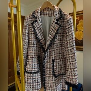 Chic Tweed Blazer with Black Trim
Size m